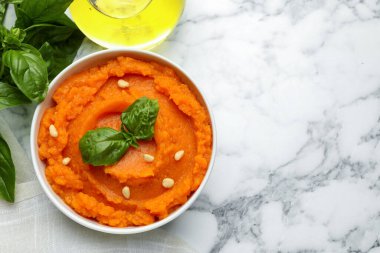Lezzetli patates püresi fesleğenli ve tohumlar beyaz mermer masada, düz yerde. Metin için boşluk