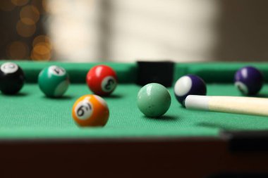 Bir sürü renkli bilardo topu ve yeşil masada yakın plan çekimler. Metin için boşluk