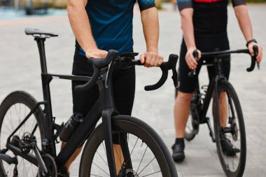 Açık havada bisikletli atletik adamlar, yakın çekim.