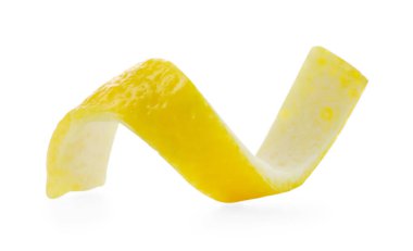 Limon kabuğunun kıvrımları beyaza izole edilmiş.