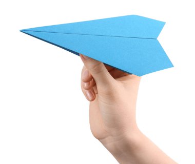 Beyaz arka planda açık mavi kağıt uçaklı kadın, yakın plan.