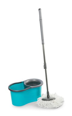 Paspas ve plastik kova beyaza izole edilmiş.