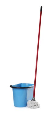 Beyaz arkaplanda sicim ve kova