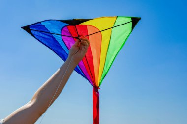 Uçurtmalı adam mavi gökyüzüne karşı, yakın plan