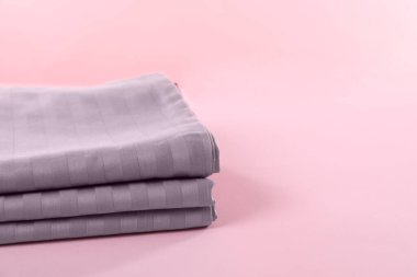 Pembe arka planda temiz çarşaflar, yakın plan. Metin için boşluk