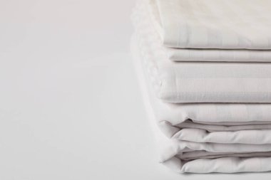 Temiz çarşafları beyaz arkaplanda istifle