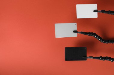 Kırmızı arkaplanda beyaz denge kartları var. Metin için boşluk