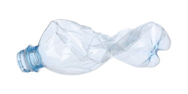 Kırışmış bir plastik şişe beyaza izole edilmiş.