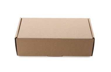 Beyaza izole edilmiş kapalı bir karton kutu. Tasarım için model