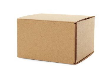 Beyaza izole edilmiş boş bir karton kutu. Tasarım için model