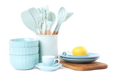 Farklı mutfak aletleri ve limon beyaza izole edilmiş.