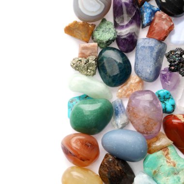 Beyaza izole edilmiş farklı doğal mineral taşları.