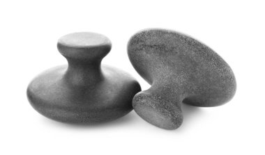 Beyaz üzerine izole edilmiş masaj taşları. Spa tedavisi