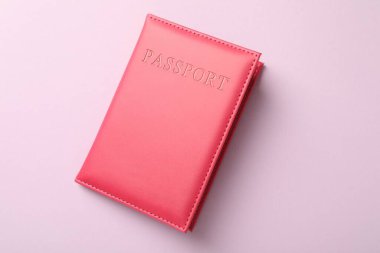 Pembe arka planda parlak kapaklı pasaport, üst görünüm