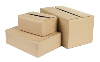 Birçok karton kutu beyaz üzerinde izole