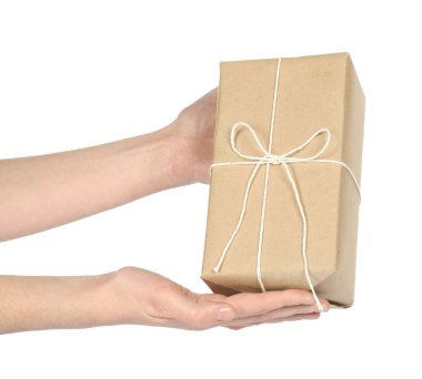 Beyaz arkaplanda paket kutusu olan kadın, yakın plan.