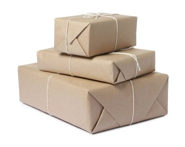 Kraft kağıdına sarılı paketler beyaza izole edildi