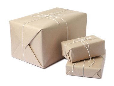 Kraft kağıdına sarılı paketler beyaza izole edildi