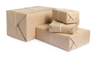 Kraft kağıdına sarılı paketler beyaza izole edildi