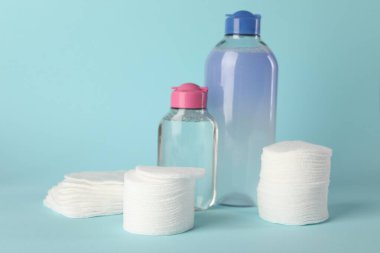 Temiz pamuk pedleri ve açık mavi arka planda mikiler suyu. Metin için boşluk