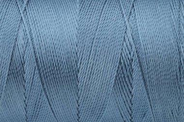 Arka plan olarak güzel mavi dikiş ipliği, yakın plan