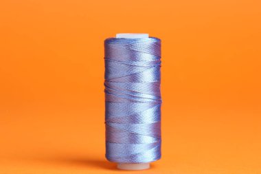 Turuncu arkaplanda mavi dikiş ipliği