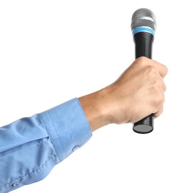 Beyaz arka planda mikrofonu olan adam, yakın plan.