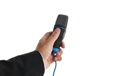 Beyaz arka planda mikrofonu olan adam, yakın plan.