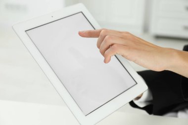 Kapalı alanda tablet kullanan bir iş kadını. Modern teknoloji