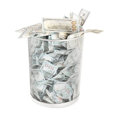 Çöp kutusundaki banknotlar beyaza izole edilmiş.