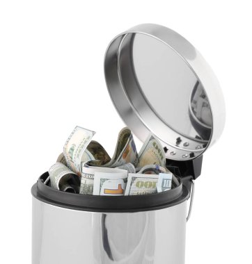 Beyaz arkaplanda çöp kutusunda dolar banknotları