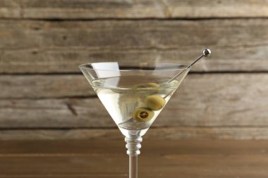 Zeytinli martini kokteyli masada, yakın plan.