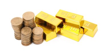 Beyaz üzerine izole edilmiş altın külçeler ve sikkeler