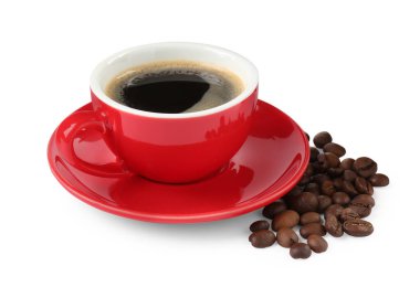 Kırmızı fincan aromatik kahve, çay tabağı ve fasulye beyaz üzerine izole edilmiş.