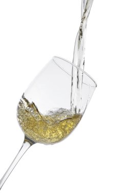 Beyaz arkaplanda bardağa şarap dökmek