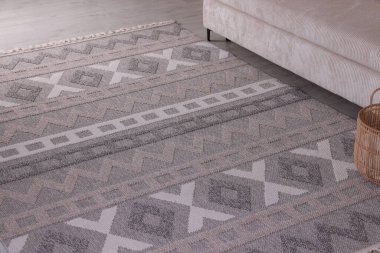 Havalı yumuşak halı, yerde desenler var.