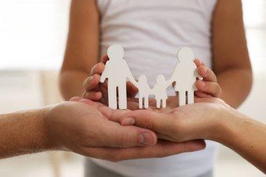 Aile figürleri olan aileler ve çocuklar, yakın plan.