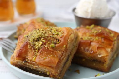 Ezilmiş fındıklı ve dondurmalı enfes baklava, yakın plan.