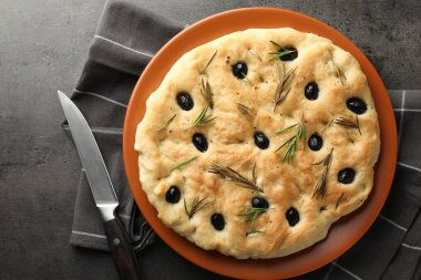 Zeytinli, biberiyeli ve bıçaklı lezzetli Focaccia ekmeği.