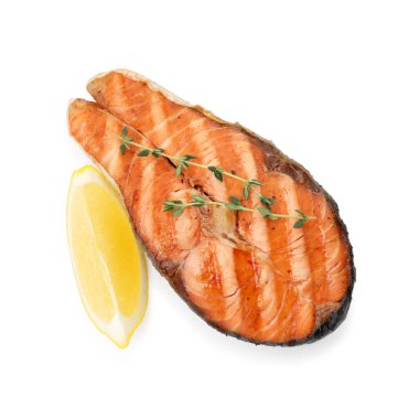 Limonlu ve kekikli ızgara somon bifteği beyaza izole edilmiş.