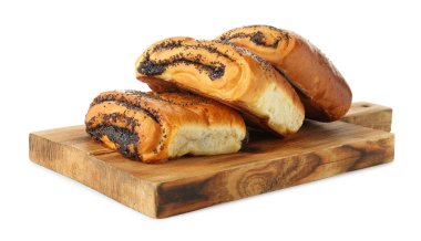 Beyaz üzerinde haşhaş tohumları olan lezzetli çörekler.