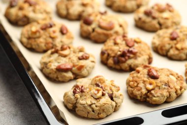 Pişirme tepsisinde fındıklı lezzetli kurabiyeler, yakın plan.