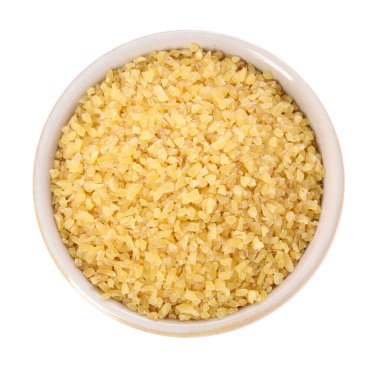 Tabaktaki çiğ bulgur beyaza izole edilmiş, üst manzara