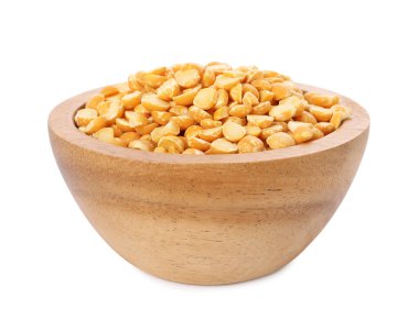 Tahta kasedeki kuru bezelyeler beyazlar üzerinde izole edilmiş.