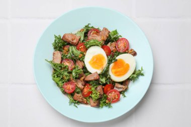 Beyaz fayanslı masada nefis taze ton balığı salatası.