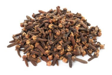 Beyaz arka planda kuru karanfil tomurcukları yığını. Aromatik baharat