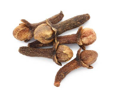 Beyaz arka planda kuru karanfil tomurcukları, üst manzara. Aromatik baharat