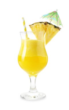 Beyaz bardakta nefis ananas kokteyli.