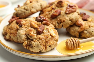 Fındıklı lezzetli kurabiyeler ve açık masa, yakın plan.