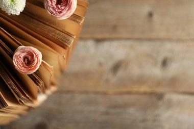 Ahşap masanın üstünde güzel çiçekli bir kitap, manzaranın üstünde. Metin için boşluk